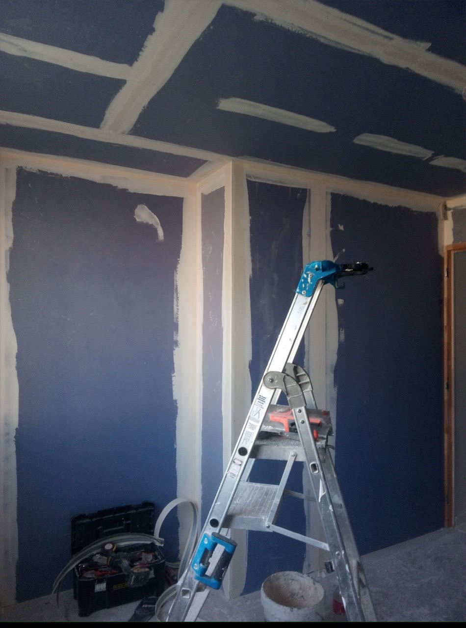 Murs et plafond en plaques de plâtre avec bandes à joints en cours de traitement
