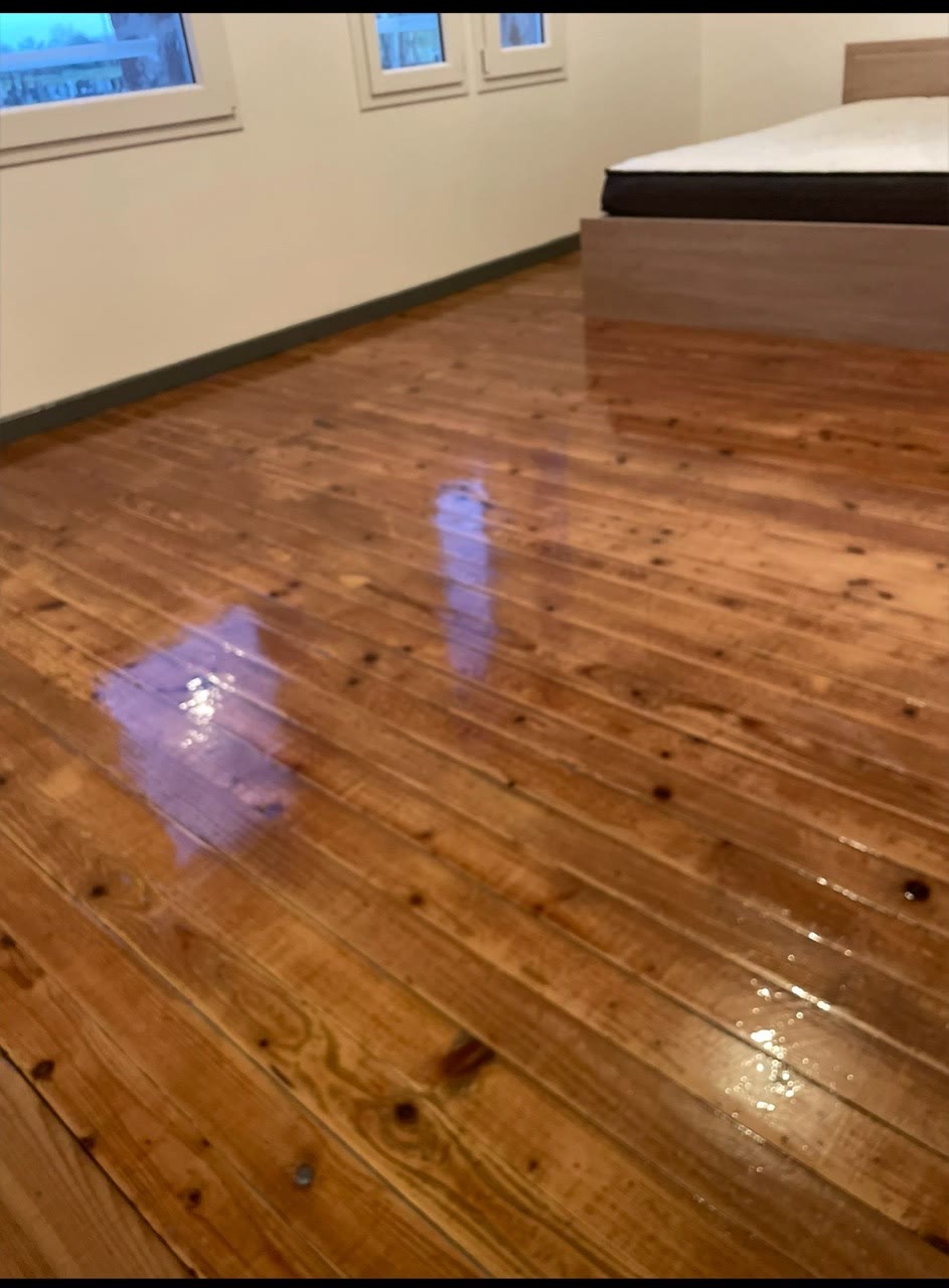 Parquet bois avec finition brillante dans une chambre rénovée