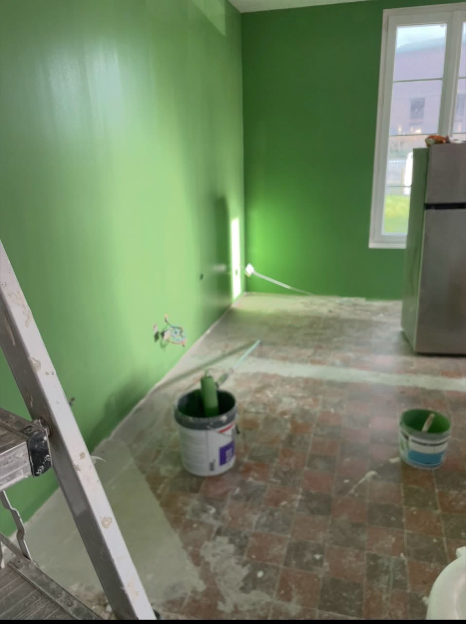 Murs verts fraîchement peints dans une pièce intérieure en rénovation