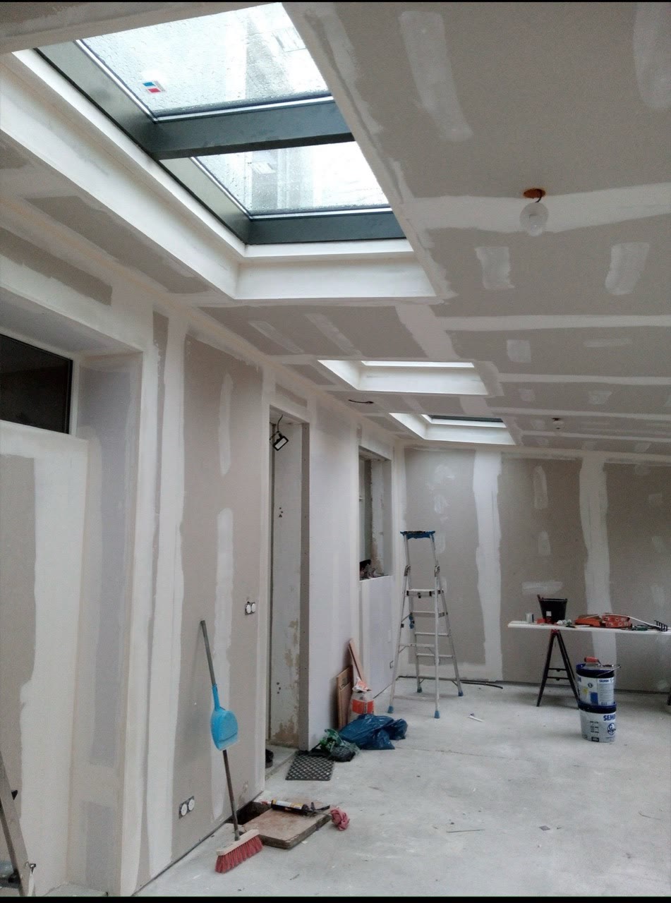 Plafond et habillages en plaques de plâtre autour de plusieurs fenêtres de toit